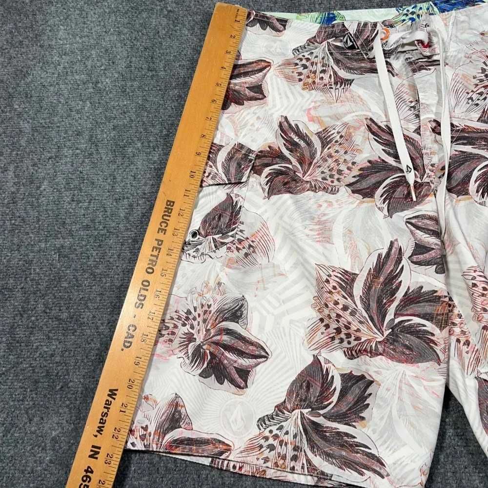 VTG Y2K Volcom Numero 2 Mod Board Shorts Mens 34 Floral Print‎ Swim Trunks White